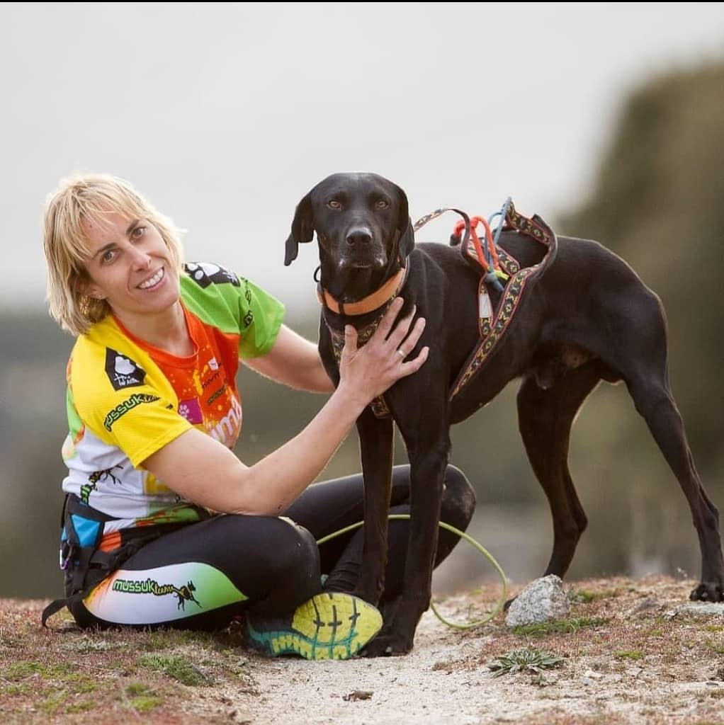 Mujer abrazando a su perro