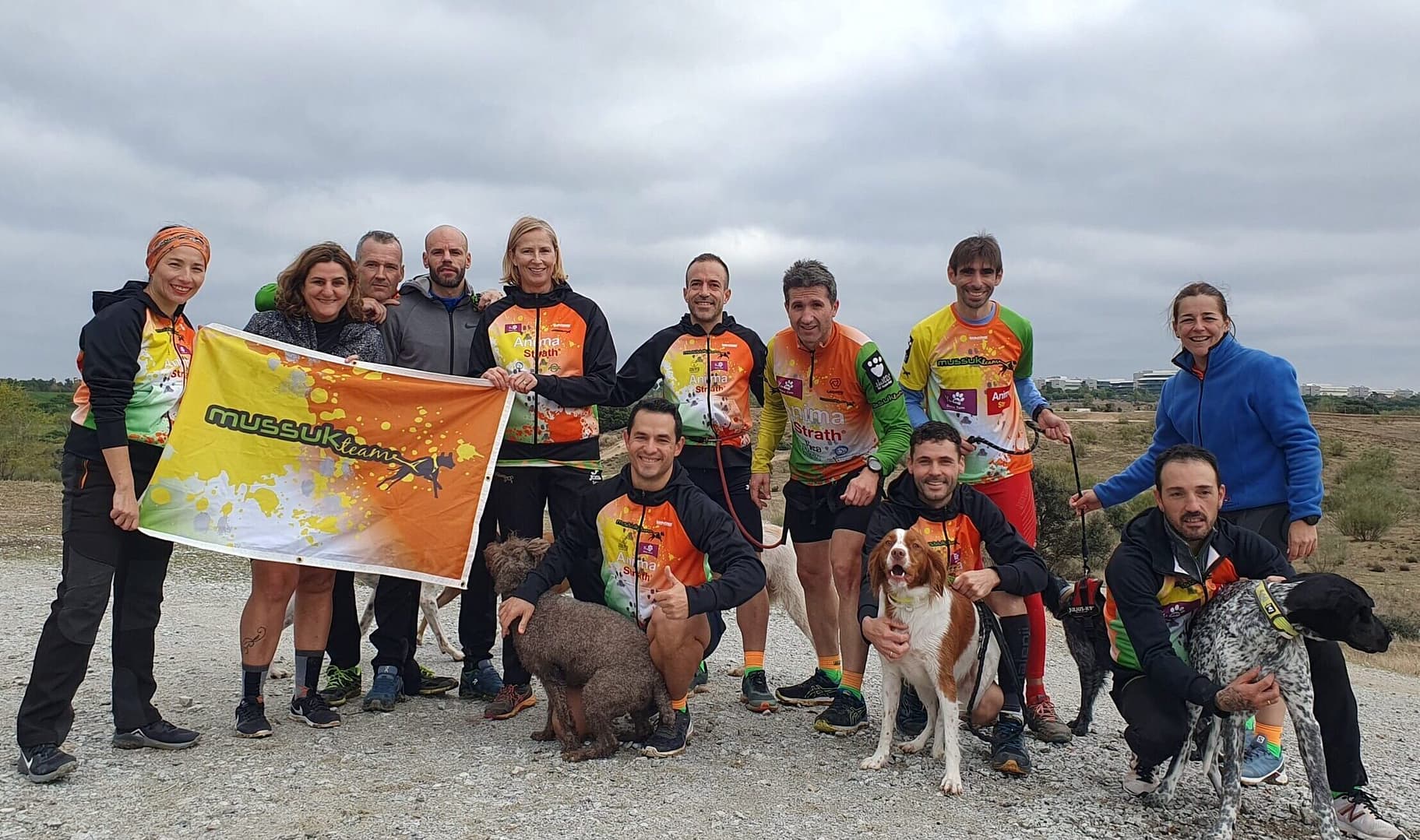 grupo de mushers entrenando bikejoring y canicross. Entrenamientos en grupo.