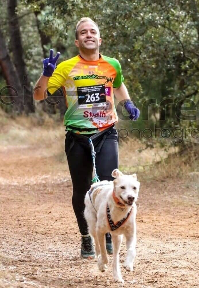 Corredor compitiendo según campeonato de competición mushing en modalidad canicross